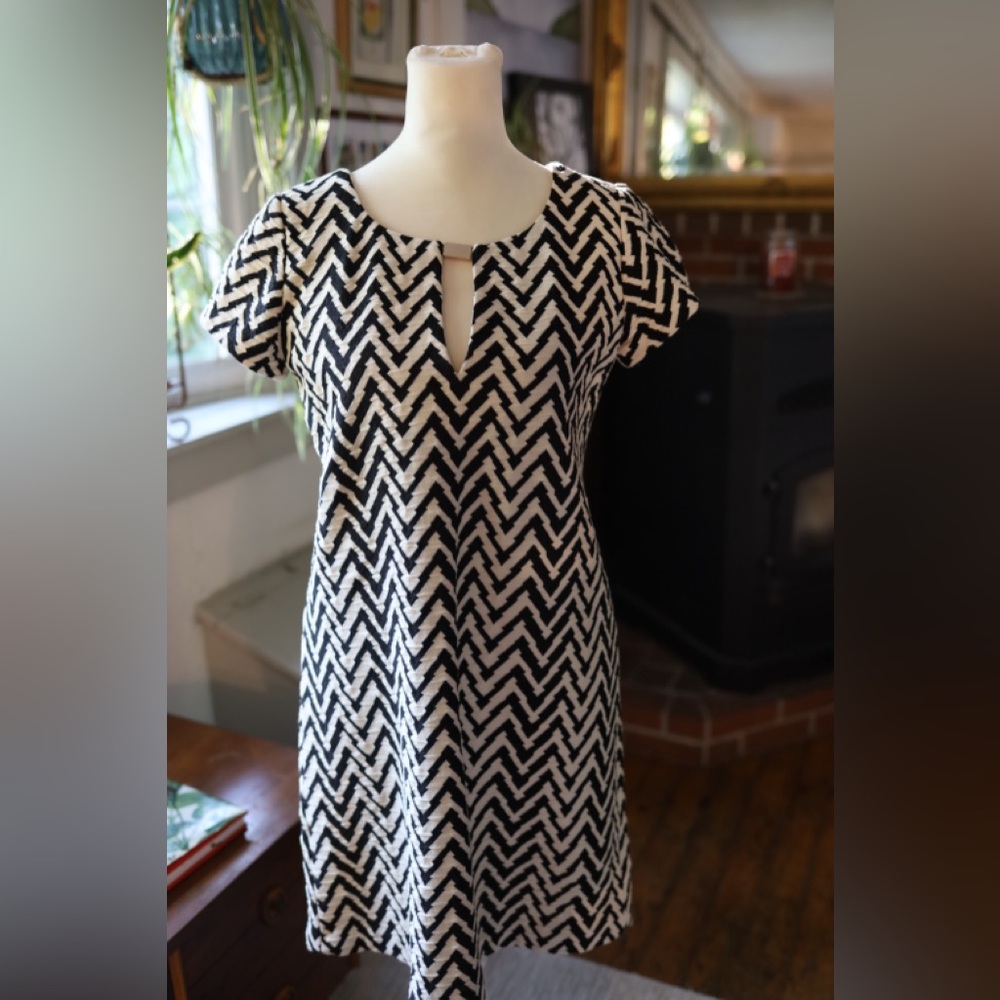 Jessica Simpson Black and Cream Chevron Pattern